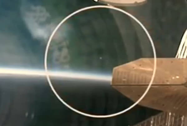 ISSからの中継中にUFOが写りこんだ画像