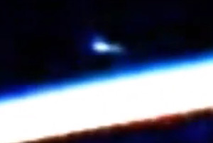NASAの宇宙ステーションの映像に写りこんだUFOの写真