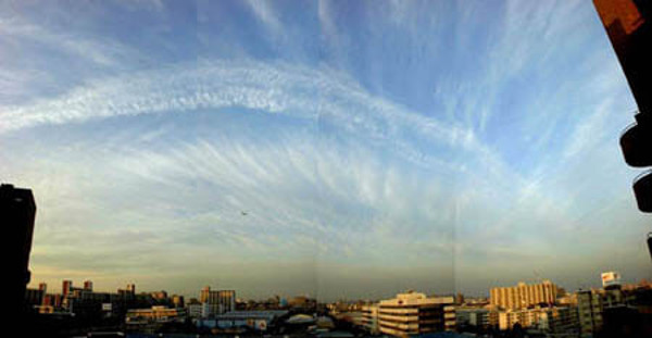弓状形地震雲の画像