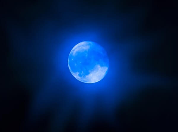 青い月の画像