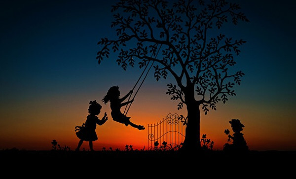 公園で遊んでいる子供たちのイラスト