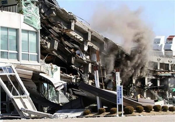 倒壊した建物の画像