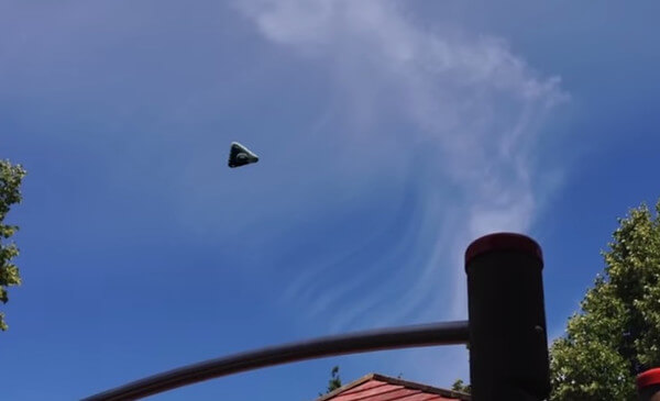 トライアングル型UFOの画像