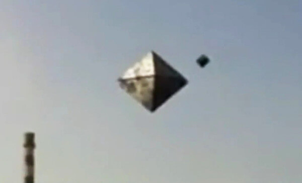 ピラミッド型UFOの画像