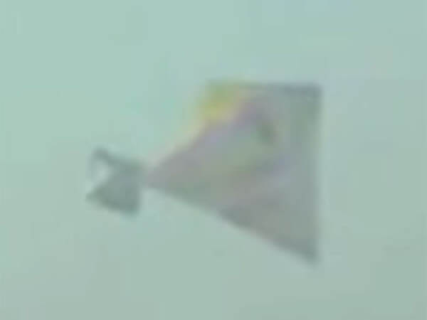ピラミッド型UFOの画像