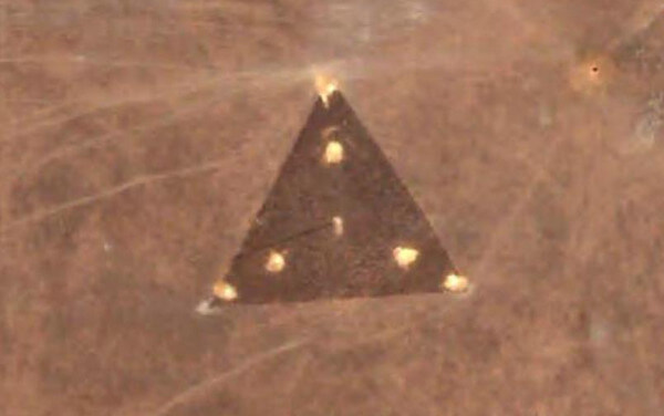 トライアングル型UFOの画像
