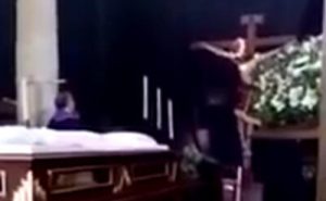 キリスト像の頭が動いた動画の画像