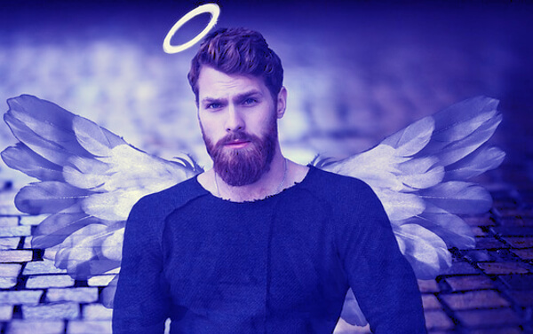 青い服の男性の写真