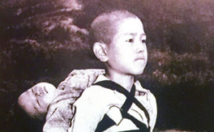 「焼き場に立つ少年」の写真