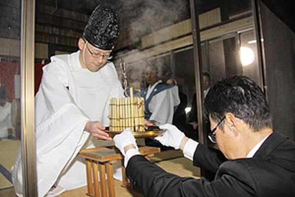 箕輪南宮神社の粥占いの様子