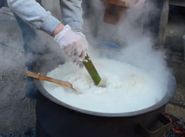 八幡神社の粥占いの様子