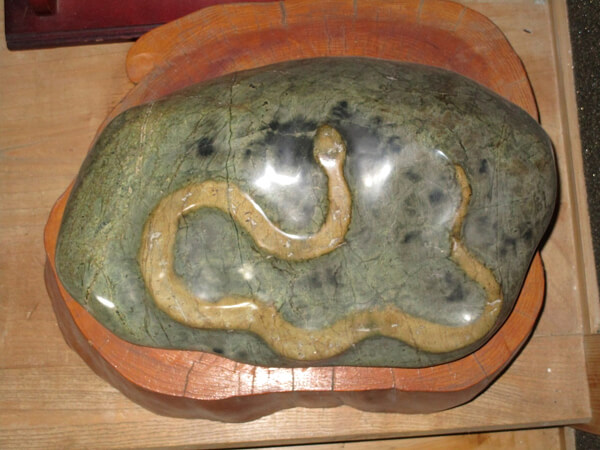 中年おっささんの白蛇の石の写真