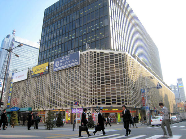 ＪＲ新橋駅前のニュー新橋ビルの写真