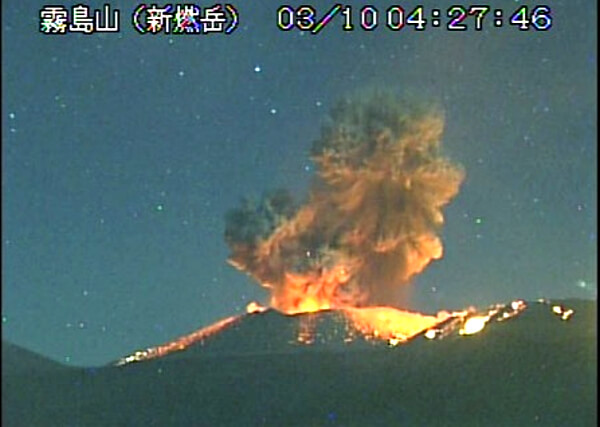 新燃岳の噴火の写真