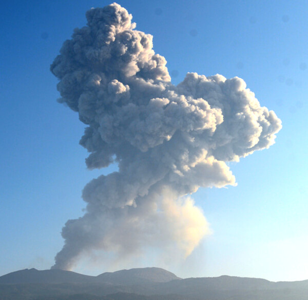 新燃岳の噴火の写真