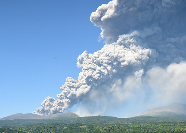 新燃岳の噴火の様子(5月14日)の写真