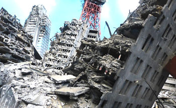 地震で倒壊したビルの写真