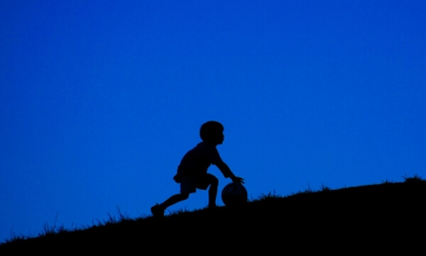 子供のシルエットのイラスト