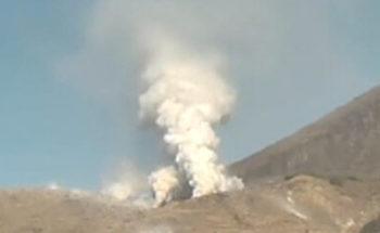 硫黄山の噴火の写真