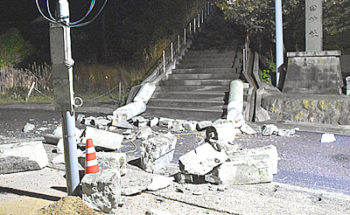 島根県の地震で倒壊した鳥居の写真