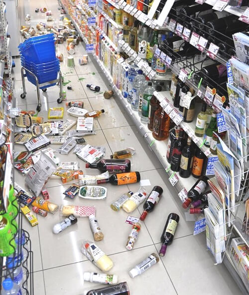 島根地震で商品が散乱したコンビニの写真