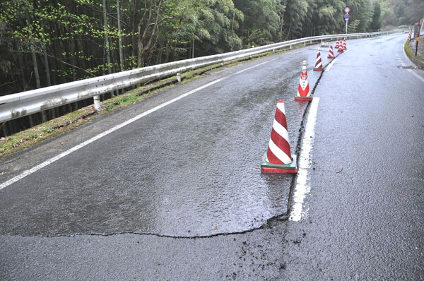 島根地震で発生した道路の亀裂の写真