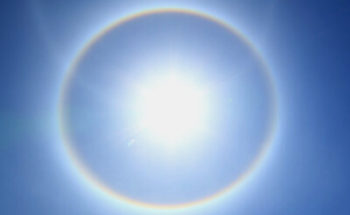日暈、ハロ現象、虹色現象の写真