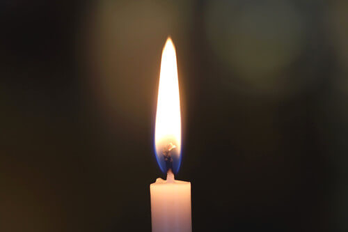 ロウソクの火の写真