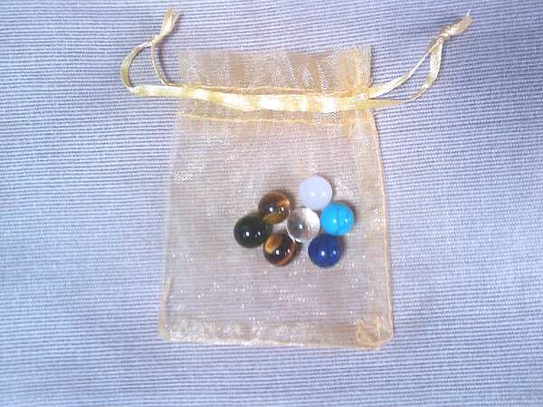 レオが持っているパワーストーン(月刊ムーの付録)の写真