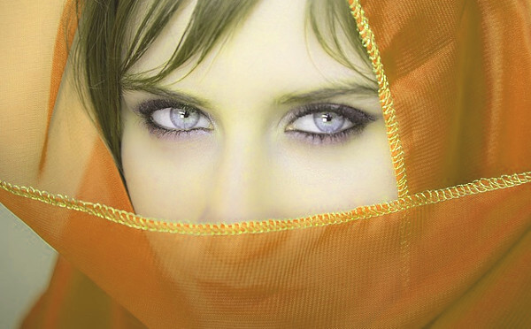 布をまとった女性の写真