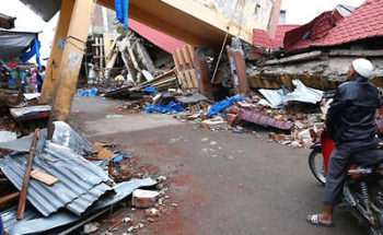 インドネシアの大地震で倒壊した町並みの写真