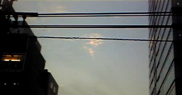 レオが撮影した雲型UFOの写真