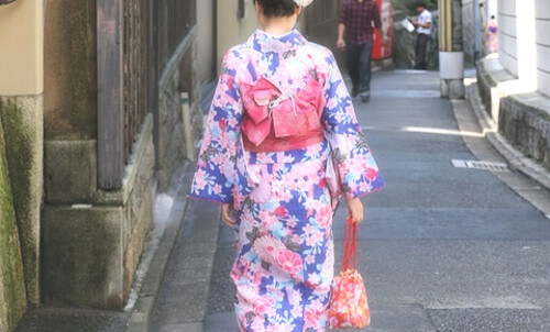 着物を着た女性の写真