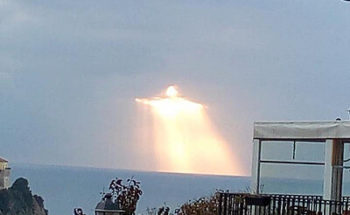 イエス・キリストのような太陽光の写真