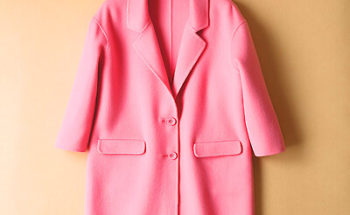 ピンク色のコートの写真