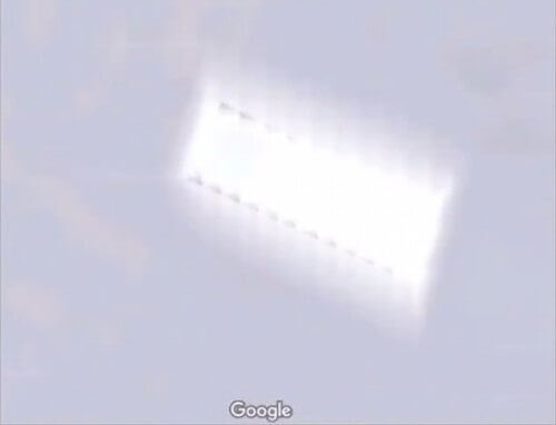 南極で発見された白いモノリスの写真