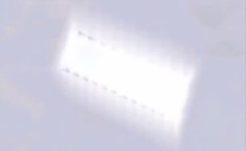 南極で発見された白いモノリスの写真