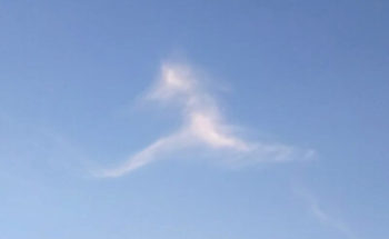 「走っている人」っぽい雲の写真