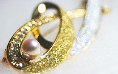 真珠のブローチ