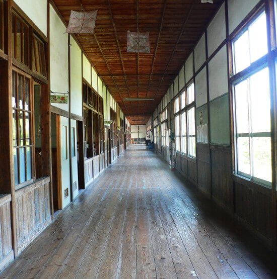 小学校の廊下の写真