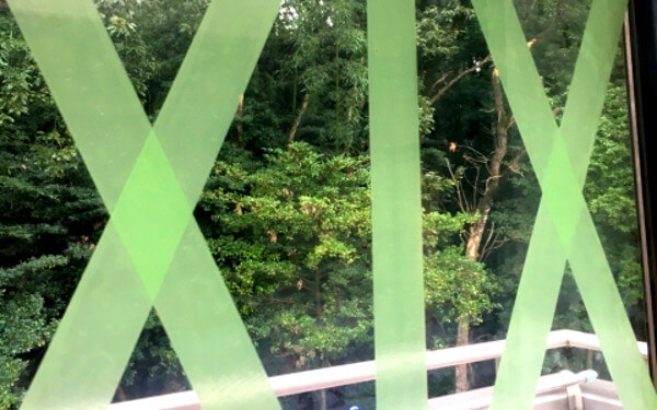 テープで補強された窓ガラス