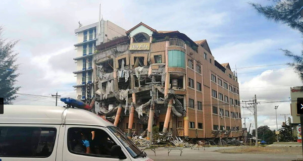 フィリピン大地震で倒壊した建物の写真