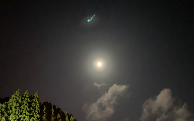 夜空に浮かぶ「謎の物体」の写真