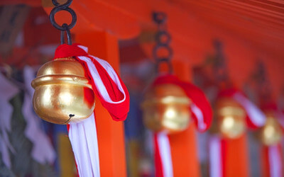 神社の鈴の写真