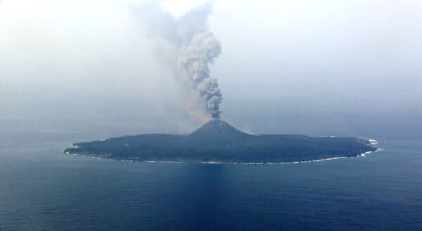 西之島のニュース写真