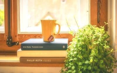 本とコーヒーの写真