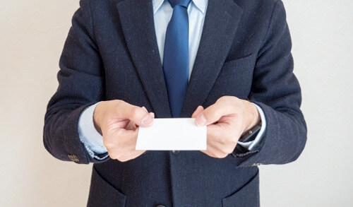 名刺を差し出す人の写真