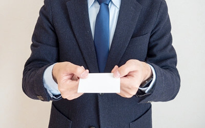 名刺を差し出す人の写真