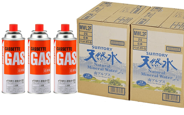 カセットボンベとミネラルウォーターの写真