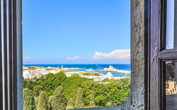 窓から見える海の写真